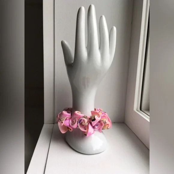 Pink Curly Conch Shell Stretch Bracelet - Picture 3 of 10